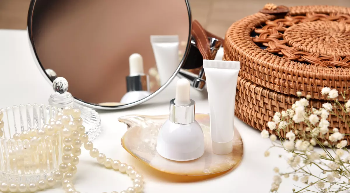 Cadouri de la Alopshop- pe o masa sunt asezate creme si bijuterii pentru femei