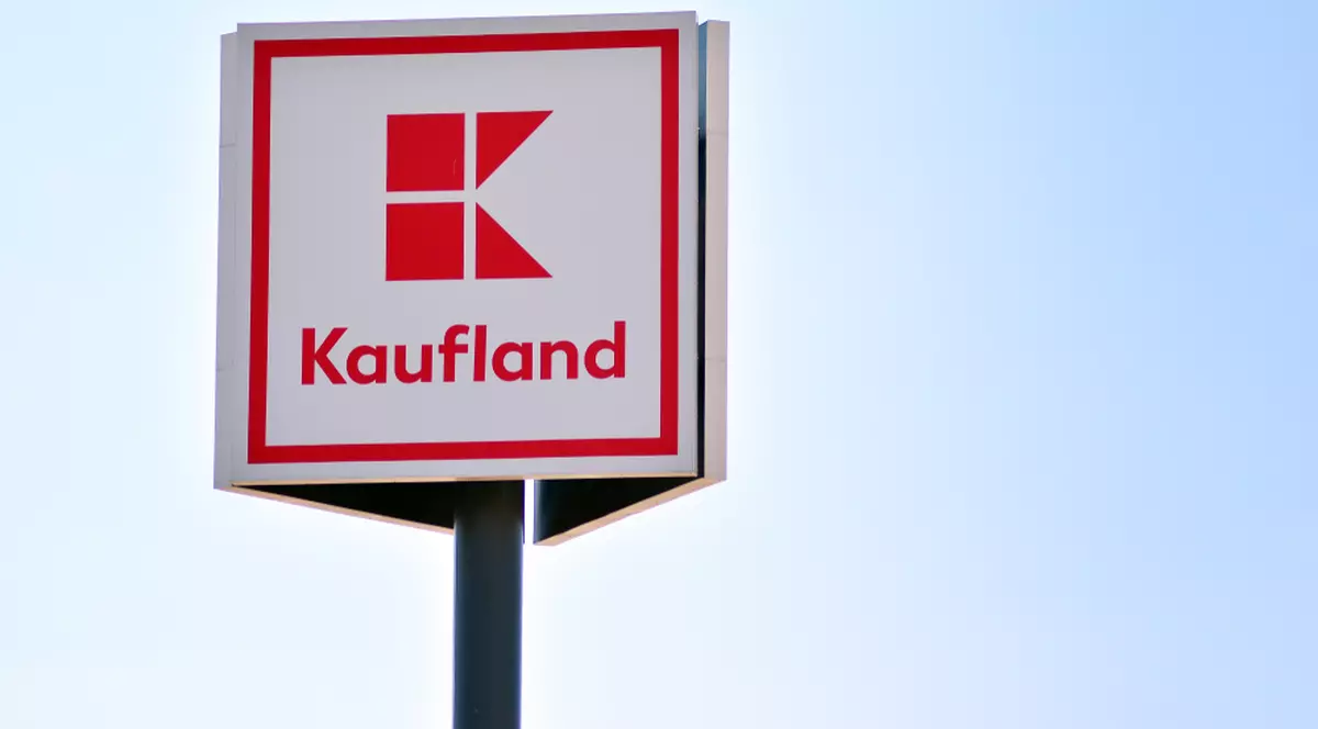 Program Kaufland de Anul Nou 2023. Când e deschis la Kaufland pe 31 decembrie, 1 și 2 ianuarie - Imagine cu semnul care anunţă că în apropiere se află un magazin Kaufland