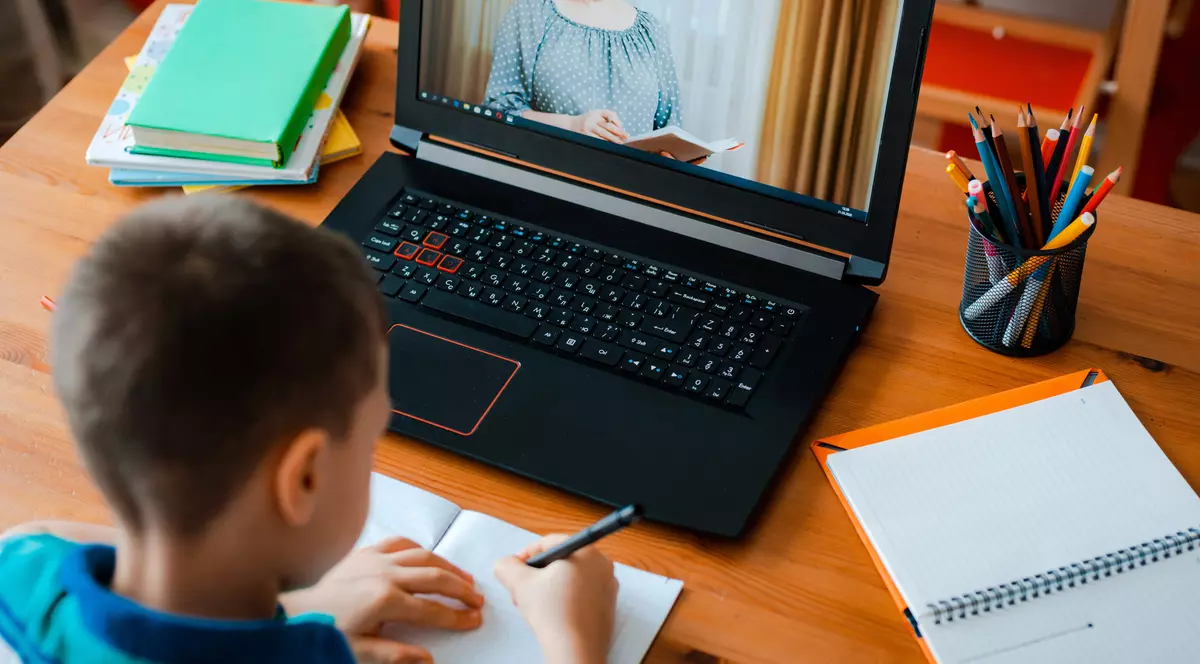 Marea păcăleală națională a burselor pentru elevii care au învățat online. Sute de părinți și de copii au rămas fără banii promiși. „A fost un experiment social”