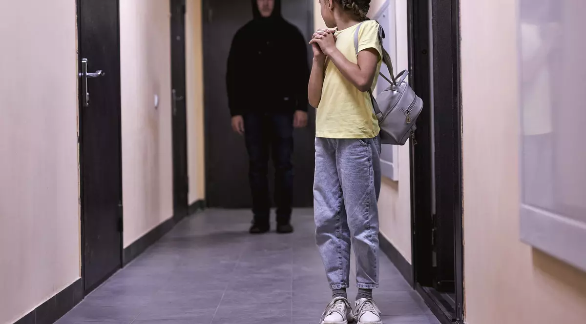 36 de copii români, abuzaţi sexual de un cetăţean german, judecat în libertate. El cerea să-i fie aduse „fete de 12-13 ani, slabe”