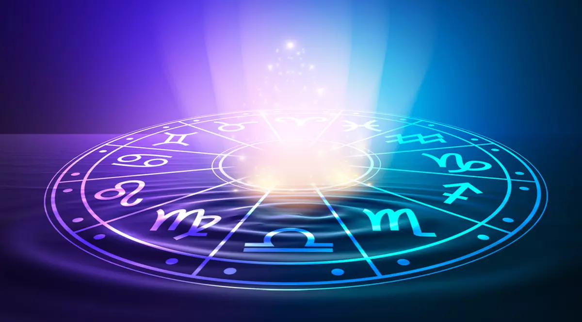 Cele mai ghinioniste zodii în luna ianuarie 2023 - Imagine cu semnele zodiacale într-un cerc din mijlocul căuia ţânşnesc raze de lumină