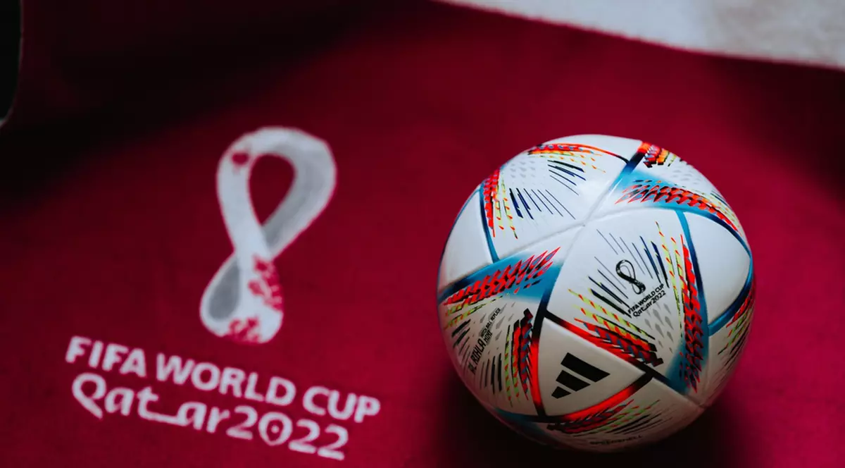 Meciurile de azi, luni, 5 decembrie, de la Campionatul Mondial de fotbal din Qatar - Imagine cu balonul oficial al Cupei Mondiale din Qatar, alături logo-ul competiţiei