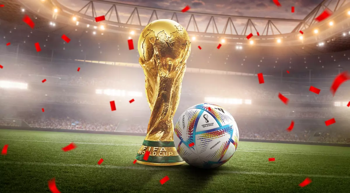 Meciurile de azi, duminică, 4 decembrie, de la Campionatul Mondial de fotbal din Qatar - Imagine cu trofeul Cupei Mondiale şi cu balonul oficial al turneului final din Qatar pe suparafaţa de joc a unui stadion