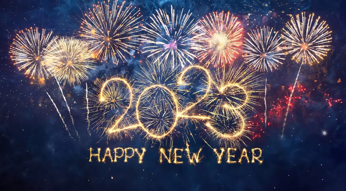 Cum funcţionează artificiile - Imagine cu un foc de artificii, care formează anul 2023 şi cuvintele Happy New Year