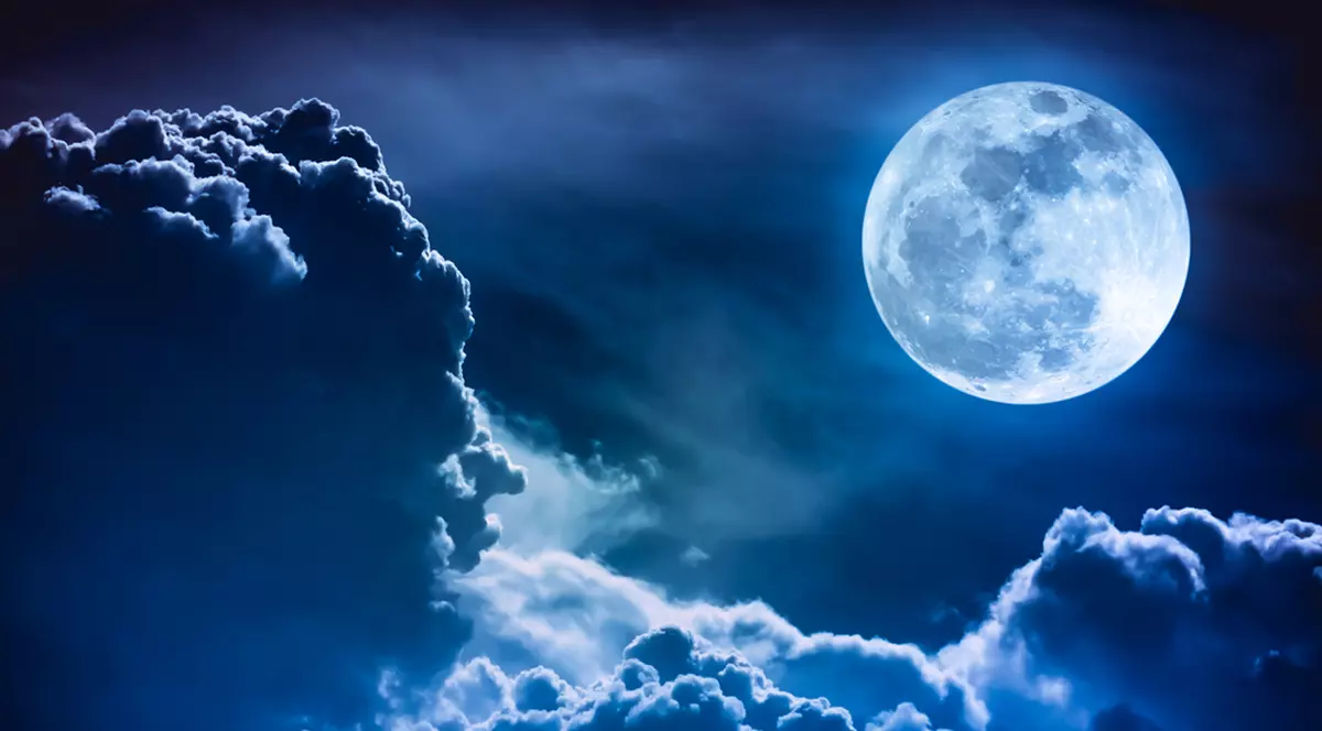 Luna plină din Gemeni, experiențe noi în luna decembrie - Imeagine cu luna plină pe un cer înnorat