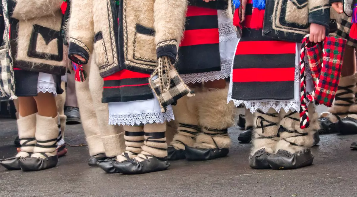 Două fetițe din Maramureș au fost lovite de o mașină când mergeau la colindat. Ambele sunt în stare gravă