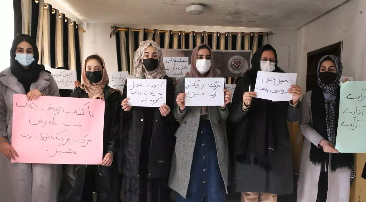 Zeci de femei au protestat în Afganistan, după ce li s-a interzis accesul în universități. „Au fost bătute și biciuite”. Guvernul taliban își apără decizia