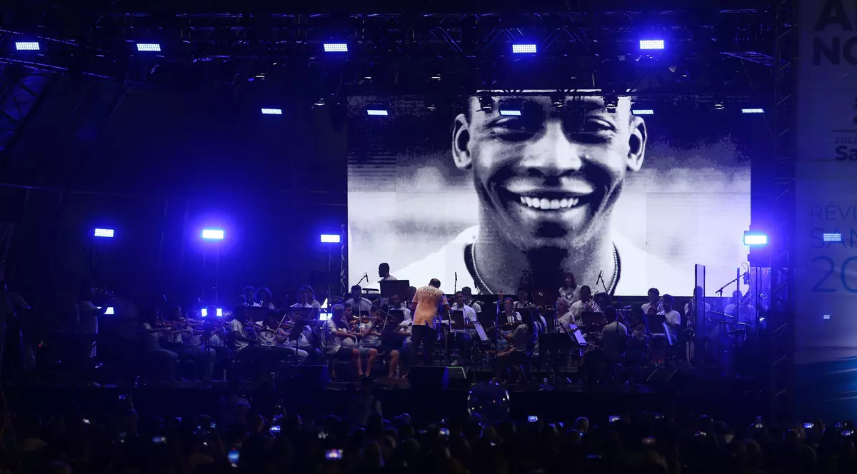 Pele, omagiat de Revelion, la Santos, printr-un spectaculos joc de drone luminoase