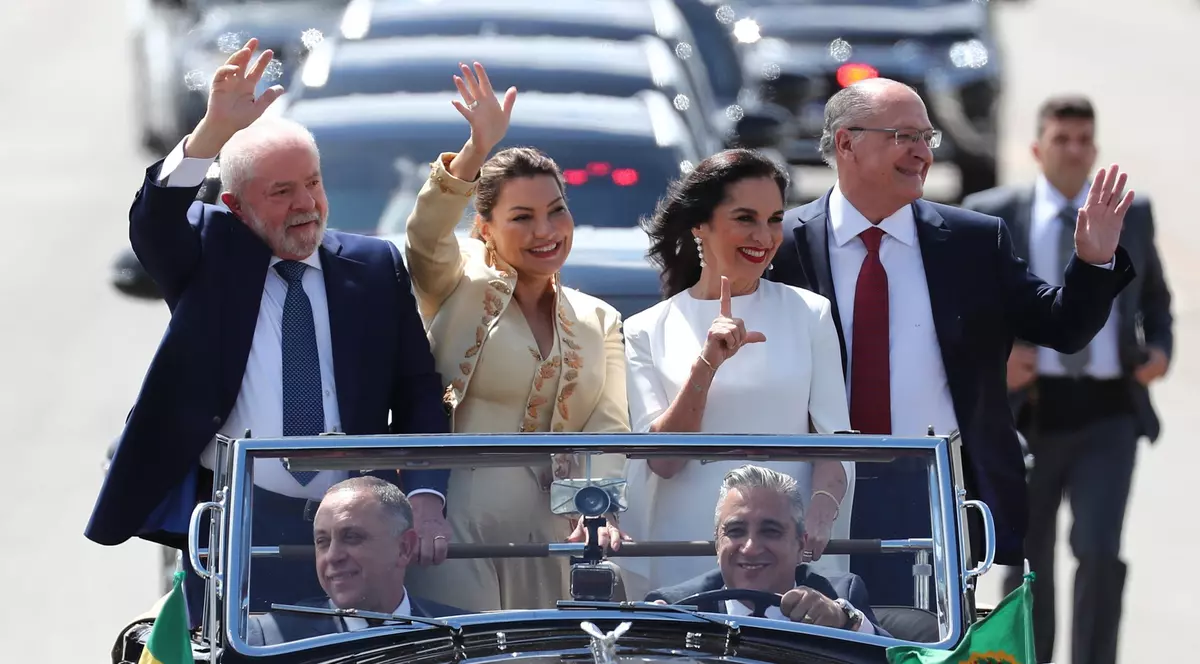 Noul președinte al Braziliei a depus jurământul. Lula și soția sa s-au plimbat prin capitală într-o mașină decapotabilă