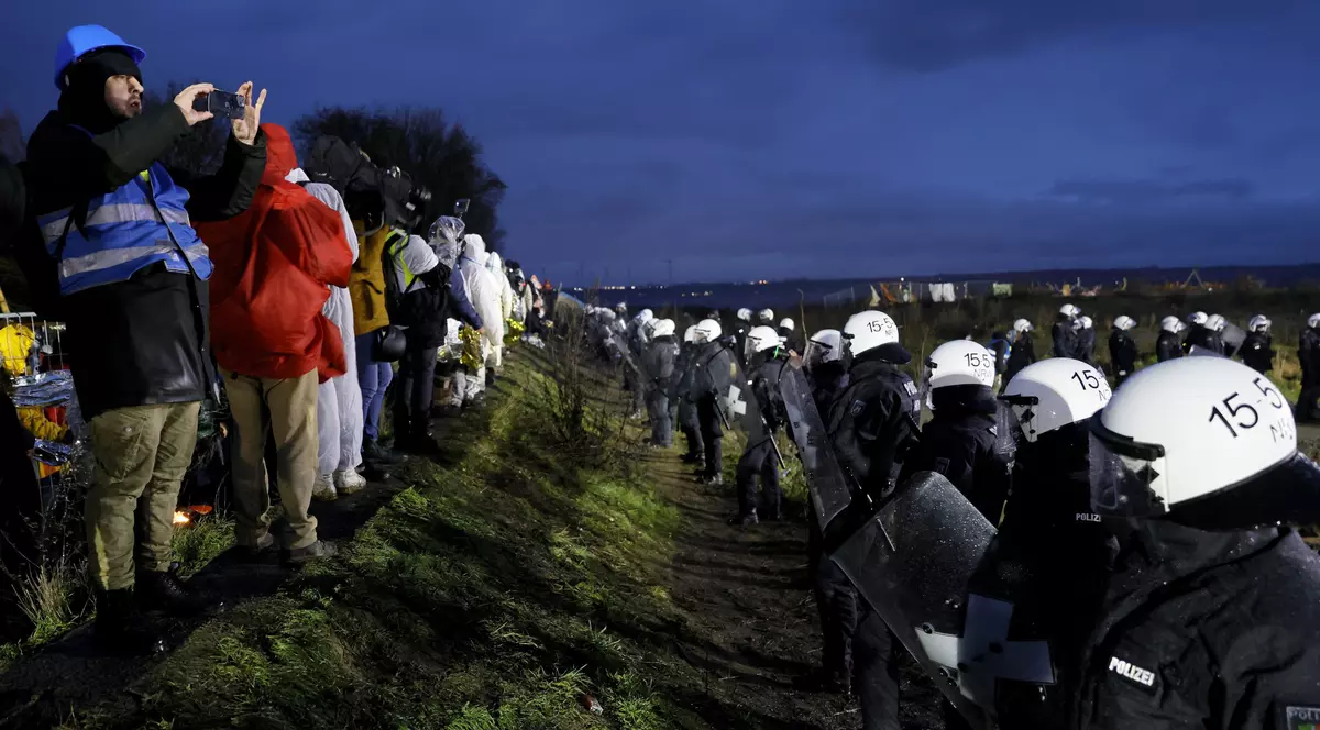 Confruntări între activiștii climatici care se opun extinderii unei exploatări de lignit și poliția care încearcă să-i evacueze, în Germania