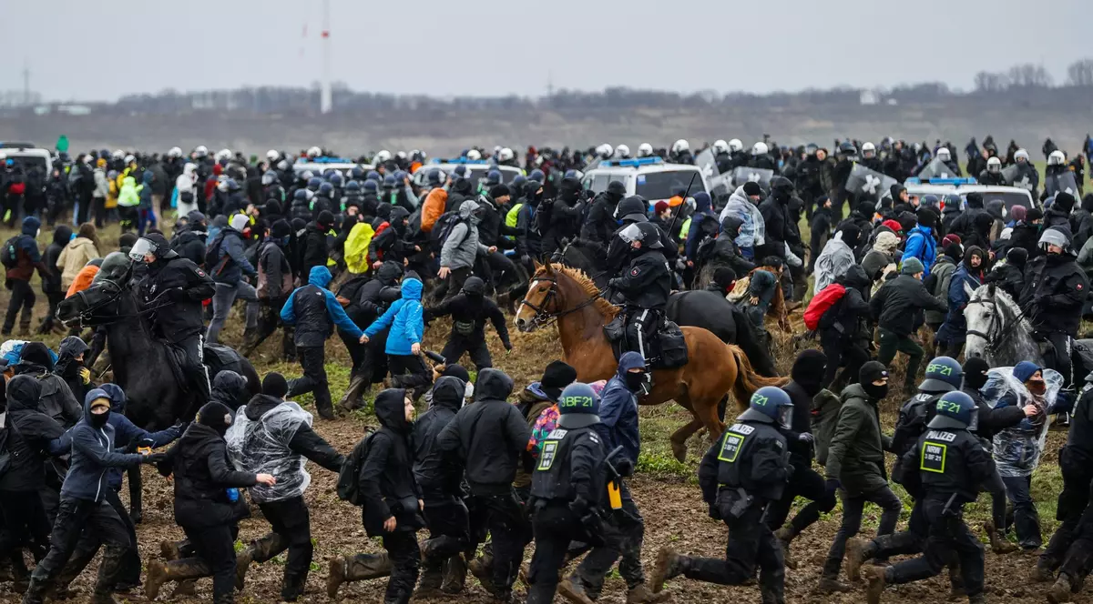 70 de ofițeri răniți în luptele cu activiștii climatici și 150 de dosare penale deschise, anunță poliția germană. „Un miracol că n-a murit nimeni”