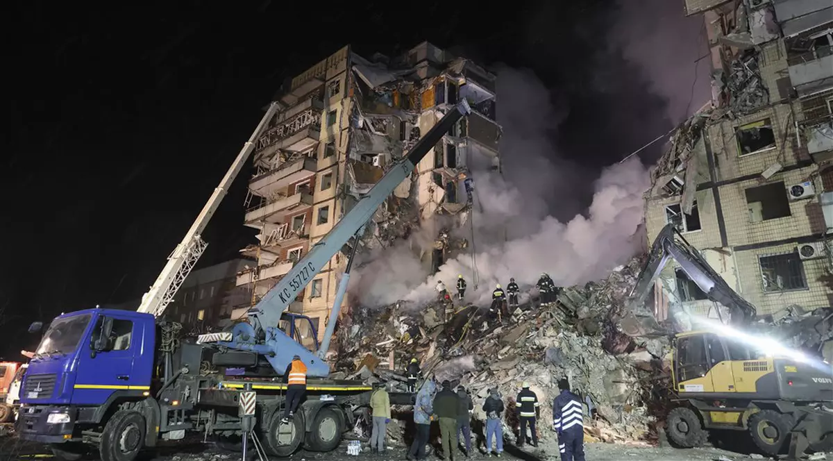 Blocul din Dnipro afectat de bombardamentul rusesc. Foto: EPA