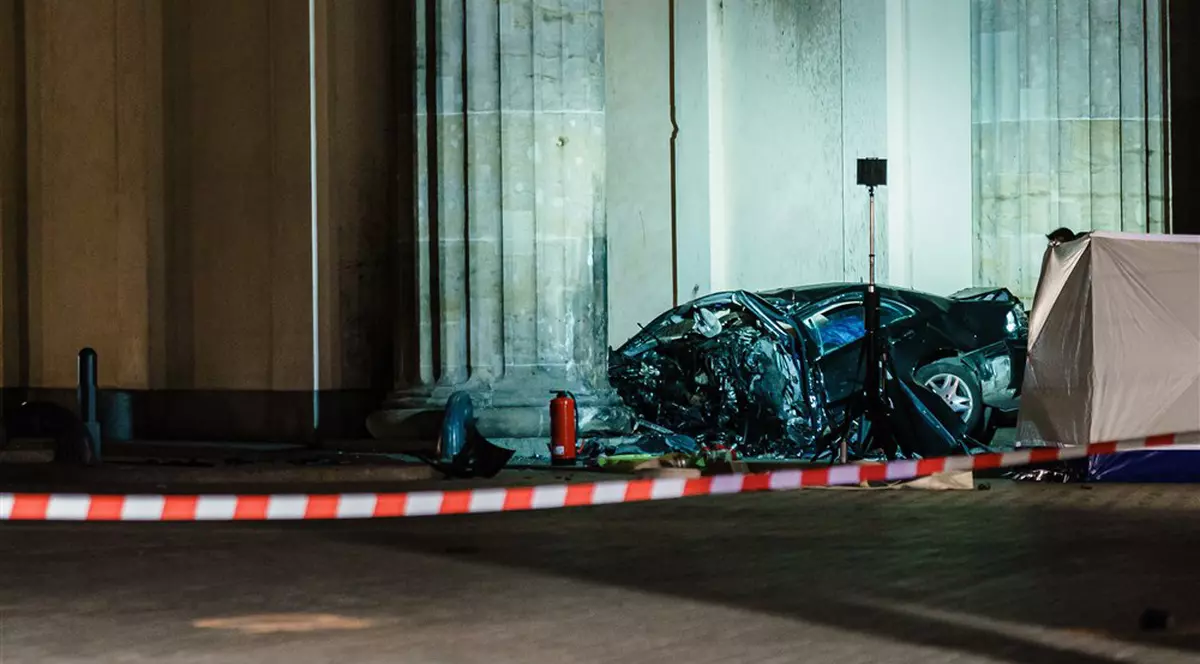 O maşină a intrat în Poarta Brandenburg din Berlin. Șoferul a murit