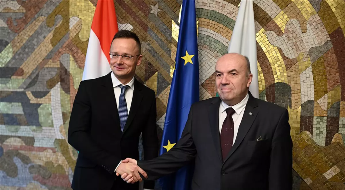 Ministrul bulgar de externe Nikolay Milkov (dreapta) îl întâmpină pe omologul său ungar Peter Szijarto (stânga) la Sofia, astazi, 16 ianuarie. Szijarto se află in Bulgaria in cadrul unei vizite de lucru. Foto: EPA