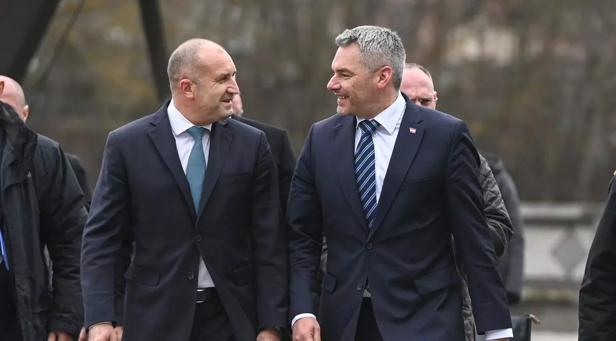 Președintele bulgar Rumen Radev (stânga) şi Cancelarul austriac Karl Nehammer (dreapta) în timpul vizitei la frontiera bulgaro-turcă, în Elhovo, pe 23 ianuarie. Foto: EPA