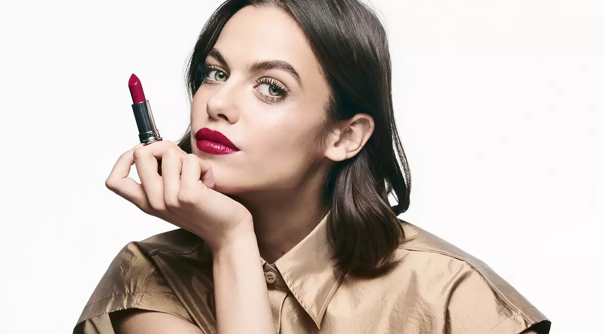 Alegerea perfectă pentru buze statement, pline de volum – noul ruj The ONE Colour Stylist Super Pout