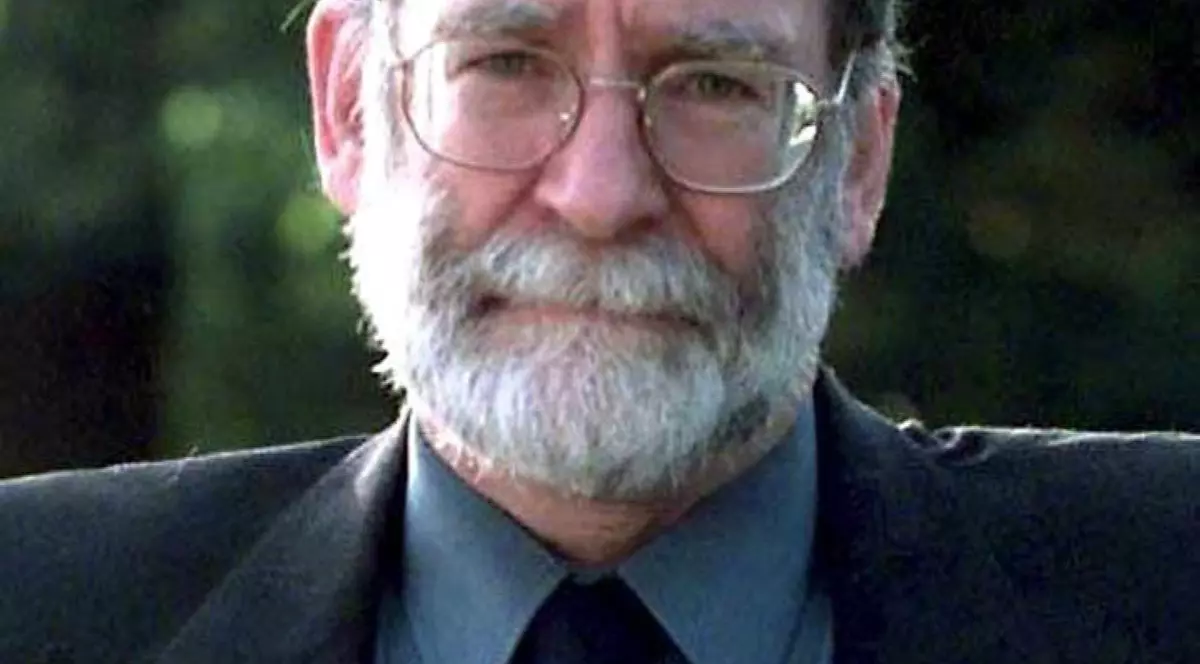 O firmă de asigurări de viață din Anglia și-a făcut reclamă cu imaginea unui criminal în serie. „Nu știi niciodată cine ar putea fi medicul tău”