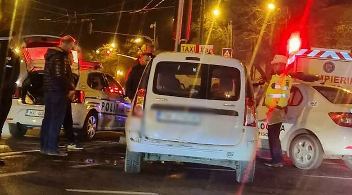 O mașină de poliție aflată în misiune, lovită de un taxi, la Timișoara. Momentul accidentului a fost filmat. VIDEO