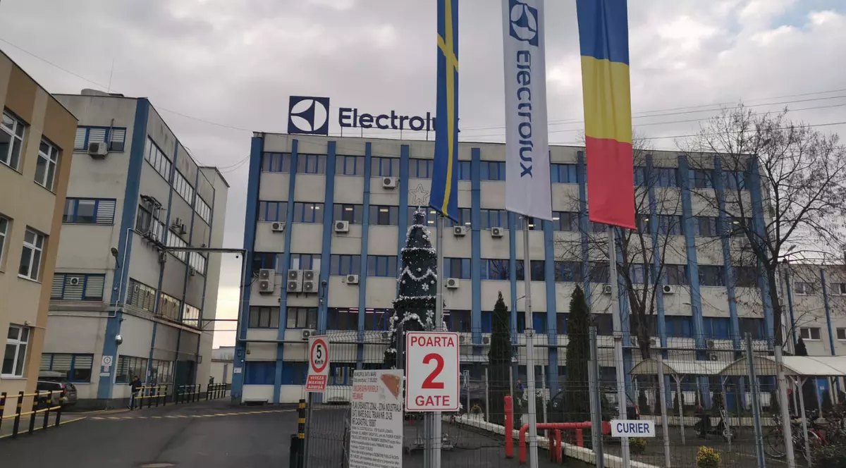 Fabrica Electrolux din Satu Mare concediază peste 100 de angajați, în urma pierderii unui număr mare de comenzi din Ucraina și Rusia