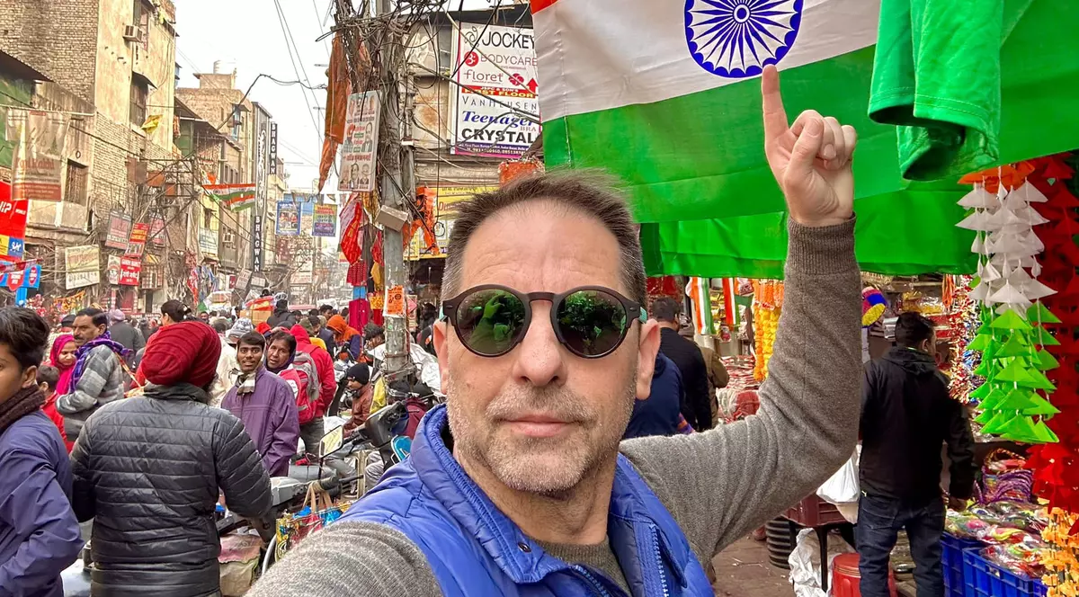 Ce a pățit Dan Negru pe o stradă din India, în timpul vacanței. „M-a salvat soția mea. Am luat cred că vreo 100 de pastile”