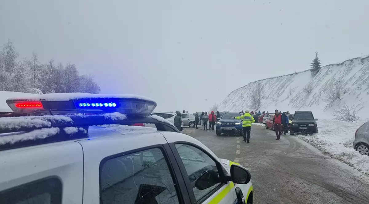 Drumuri închise, TIR-uri care au derapat și zeci de mașini blocate în trafic, în sudul țării, din cauza ninsorilor abundente