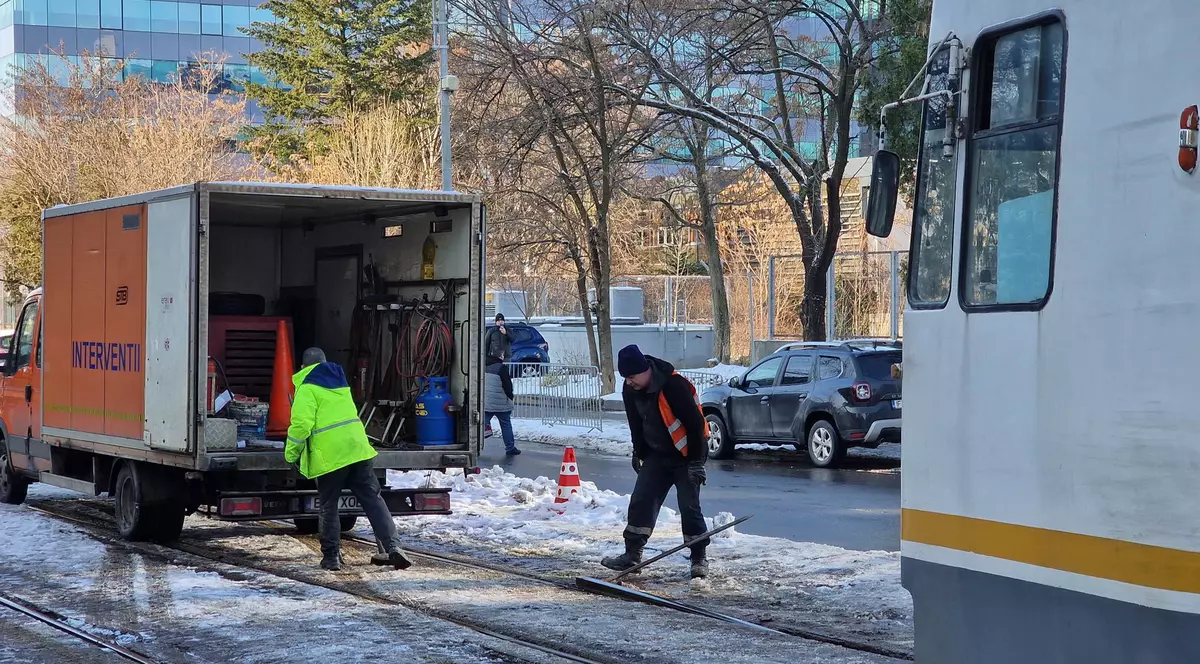 Circulația tramvaielor, blocată timp de 35 de minute în Pipera, după ce a sărit o șină pe bulevardul Dimitrie Pompeiu
