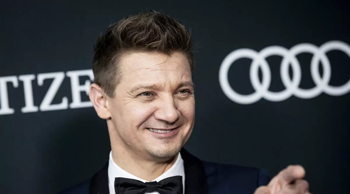Prima poză cu Jeremy Renner după accident. Starul din „Avengers” a postat un selfie de pe patul de spital