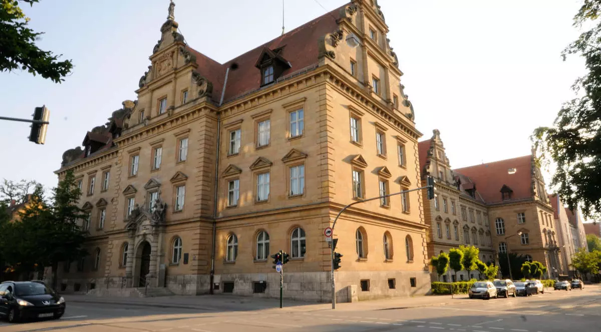 Căutare amplă a unui ucigaș condamnat pe viață, după ce a evadat pe geam, când se afla la tribunal, în Germania