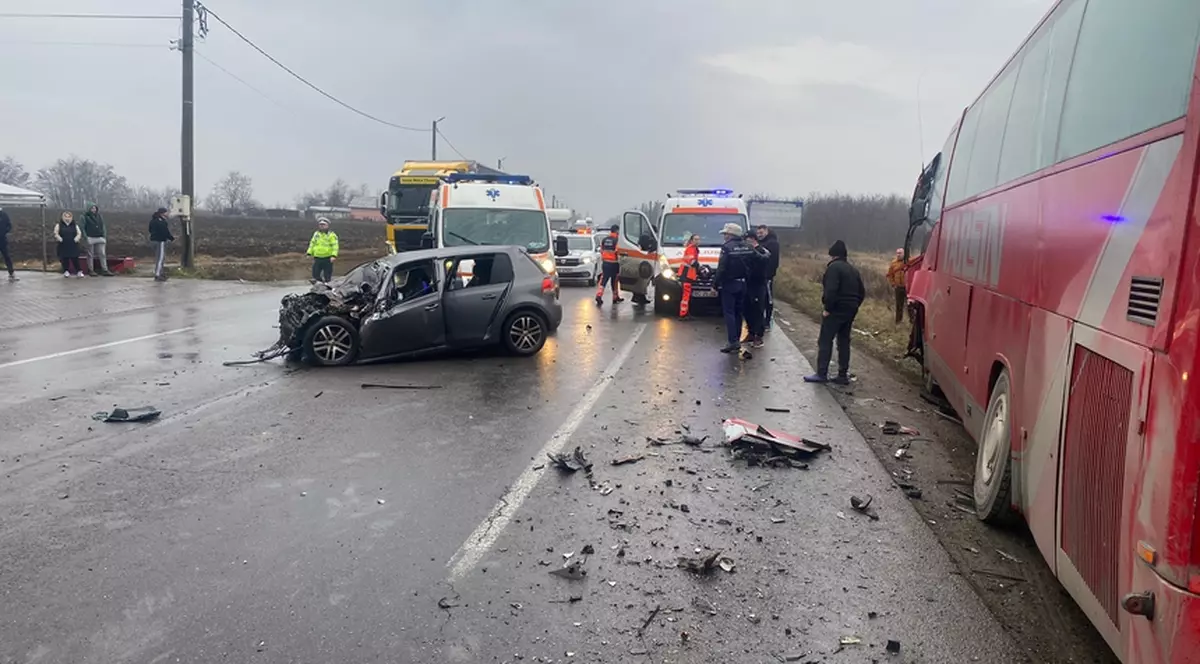 Doi morţi şi trei răniţi, după ce un autocar și o mașină s-au ciocnit în Ialomița. Traficul, restricționat pe DN2