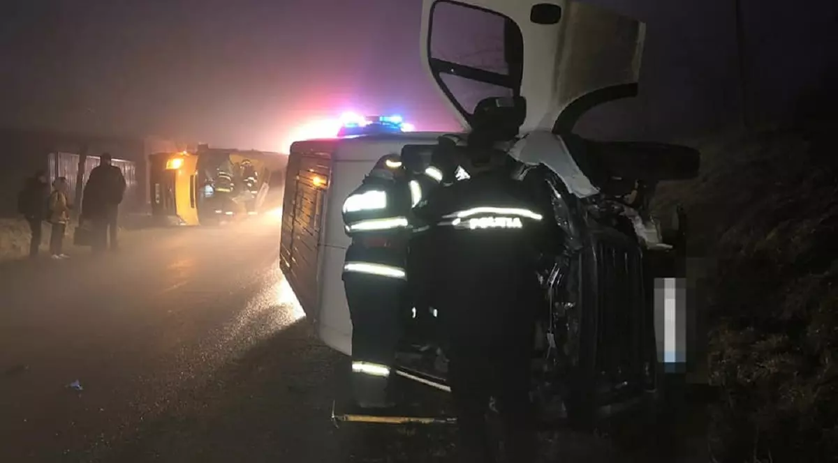 Un microbuz școlar s-a ciocnit cu mașina de pâine, ambele s-au răsturnat, la Iezer, în Botoșani