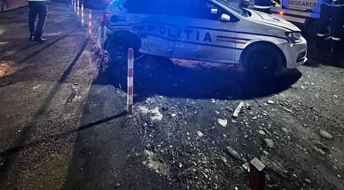 Autospecială a poliției, lovită de un șofer vitezoman. Doi agenți din Neamț, la spital