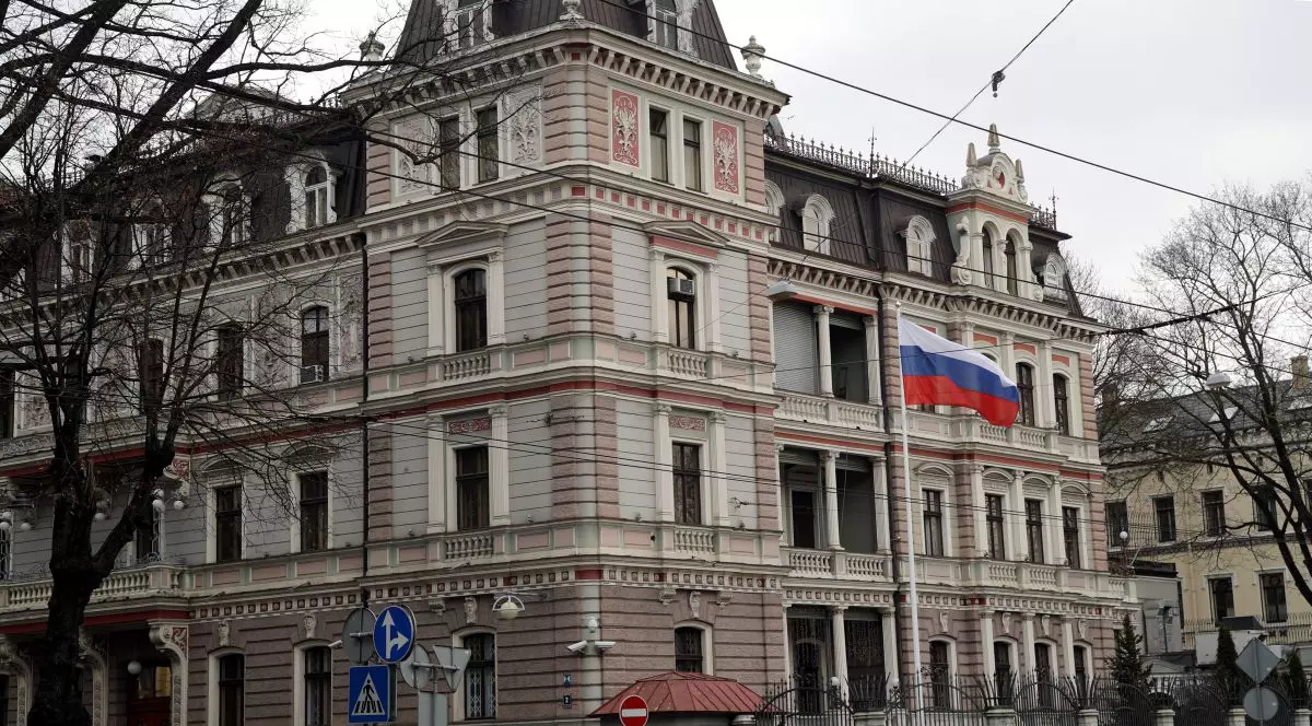După Estonia, Letonia îi cere ambasadorului Rusiei să părăsească țara și își retrage principalul diplomat de la Moscova