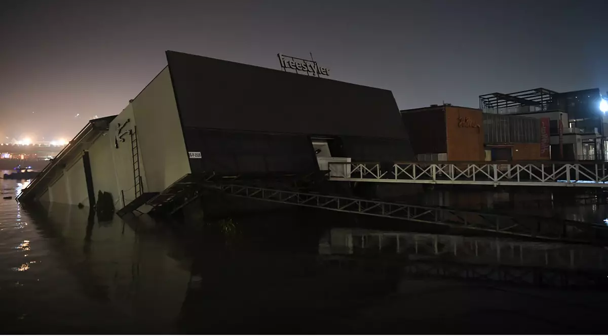 Un club de noapte plutitor s-a scufundat în timpul petrecerii de Revelion, la Belgrad | VIDEO