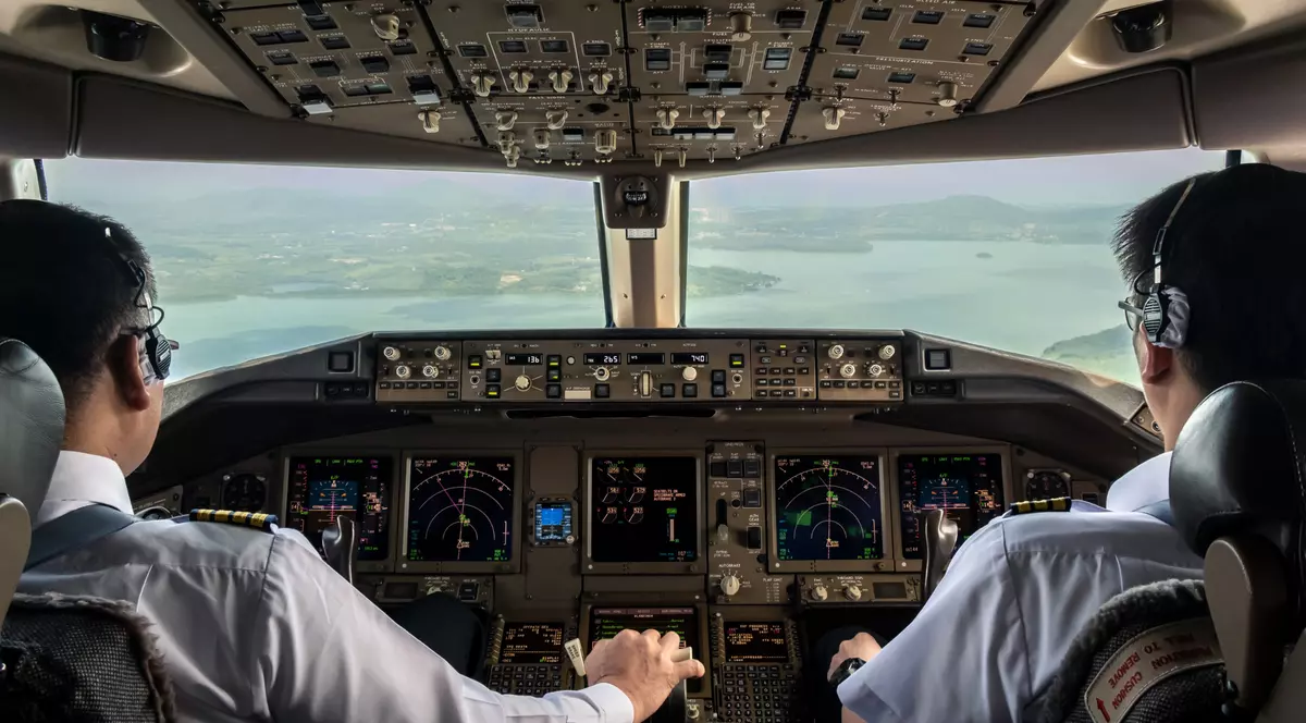 ce Loc ocupa comandatul in aeronava