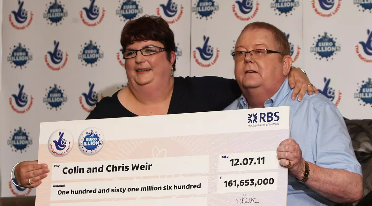 Un câștigător la loteria Euromillions a cheltuit 45 de milioane de euro în 8 ani, înainte de a muri. Dărnicia lui a devenit legendară