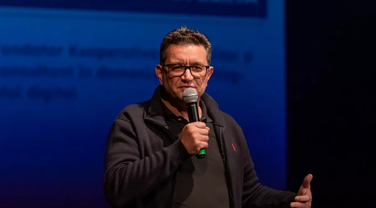 Derapajul unui cunoscut blogger în direct la Digi 24. Le-a ironizat pe victimele lui Andrew Tate: „Cine le-a pus să se ducă în gura lupului?”. Și-a cerut scuze ulterior