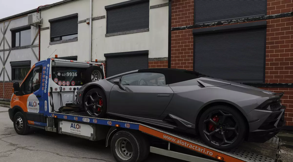 Mașinile de lux ale fraților Tate, ridicate de polițiști din curtea vilei, sâmbătă dimineață | FOTO