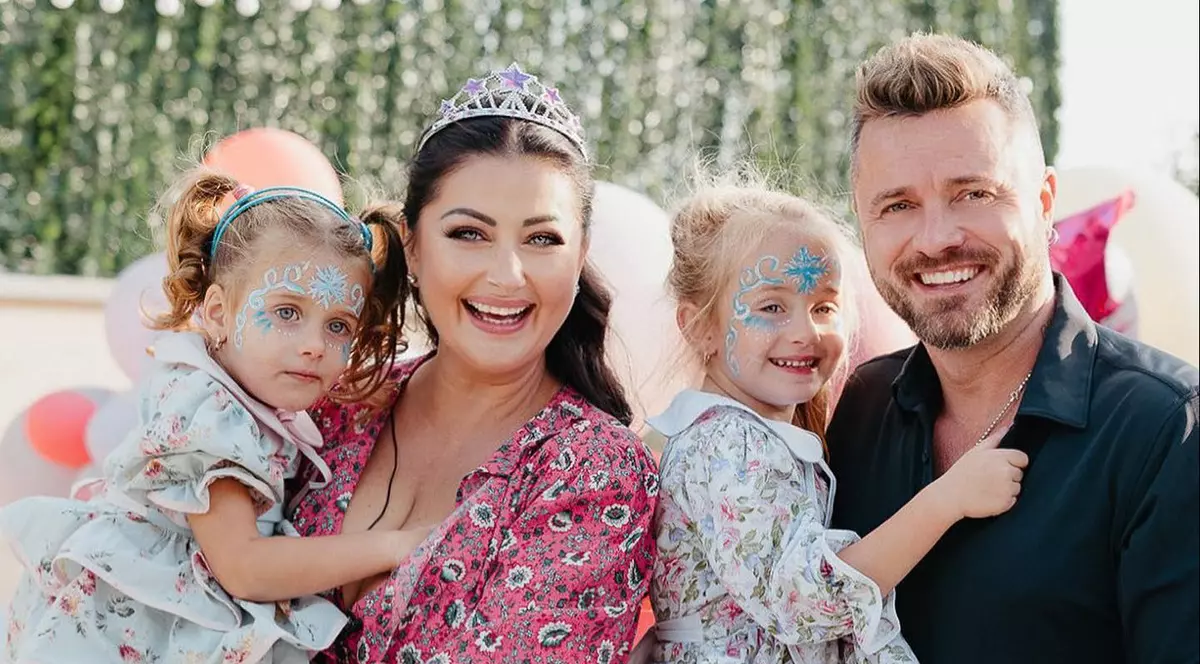 Gabriela Cristea și Tavi Clonda alături de fetițe