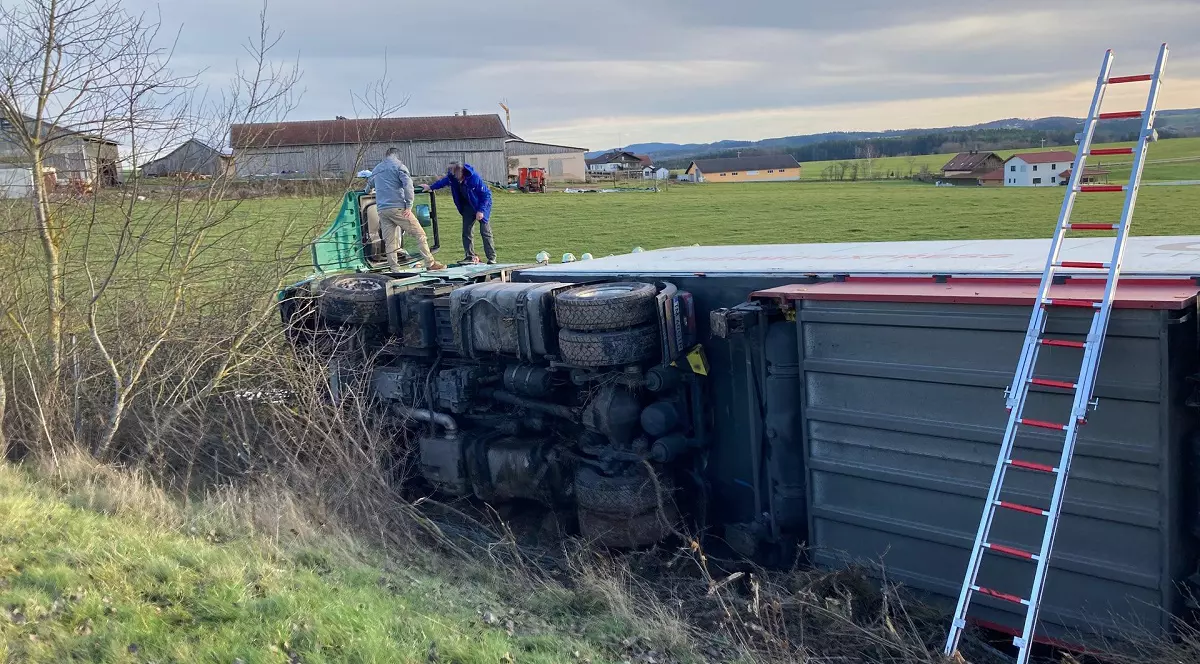 Șofer român de TIR scos cu greu din cabină, după ce, beat, a răsturnat camionul pe câmp, lângă o autostradă din Germania