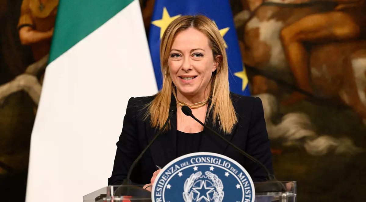 Ajunsă la guvernare, prim-ministra Giorgia Meloni îi invită pe migranți în Italia, pe căi legale. „A avut loc o schimbare de discurs”, spun unii