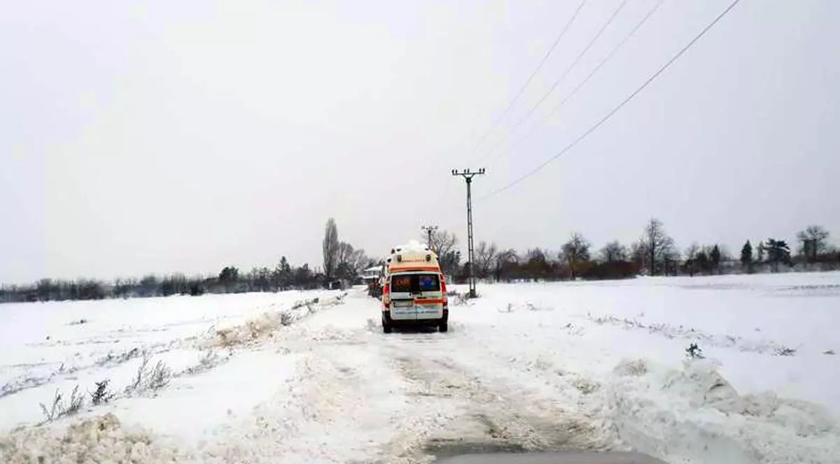 Drumuri închise din cauza zăpezii. Foto: IGSU