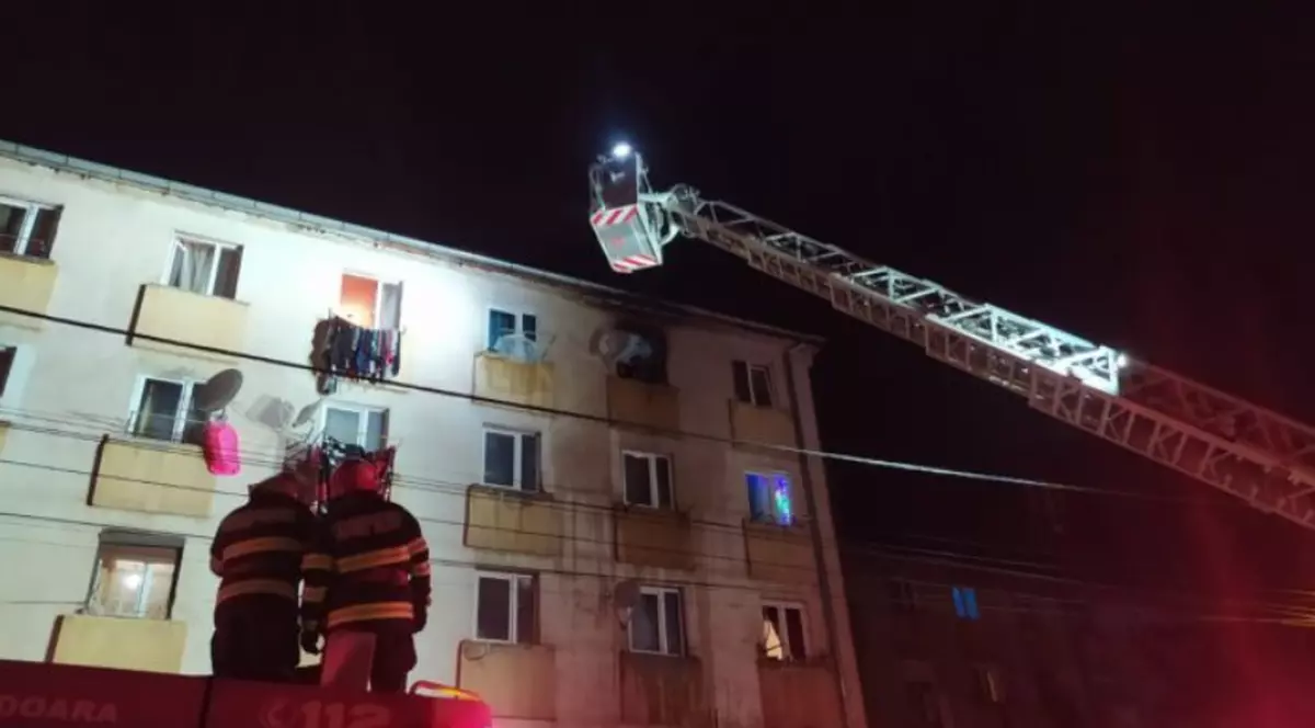 Incendiu într-un bloc din Hunedoara. Peste 70 de persoane au părăsit clădirea