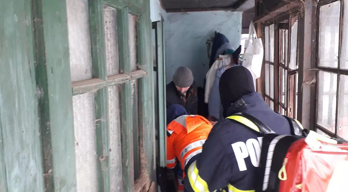 ISU Prahova, intervenție cu șenilata pentru salvarea a doi bolnavi izolați din cauza zăpezii