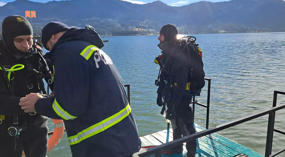 Trei tineri s-au răsturnat cu hidrobicicleta pe lacul Colibița, din Bistriţa-Năsăud. O persoană este căutată de pompieri