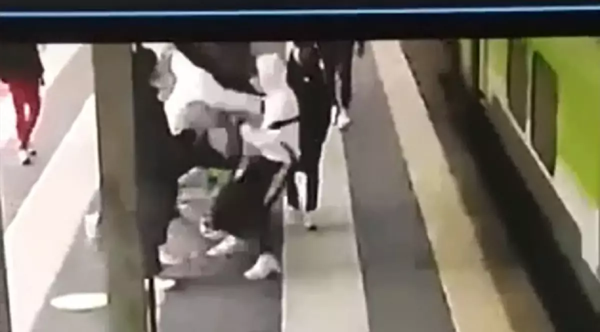 Imagini cu puternic impact emoțional cu momentul în care fiul de 14 ani al unei românce e aruncat de colegi sub un tren, în Italia