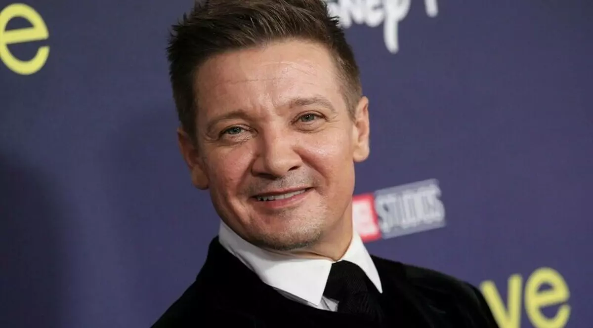 Jeremy Renner a trecut prin două operații, după accidentul suferit în timp ce folosea un plug de zăpadă. Actorul e la ATI