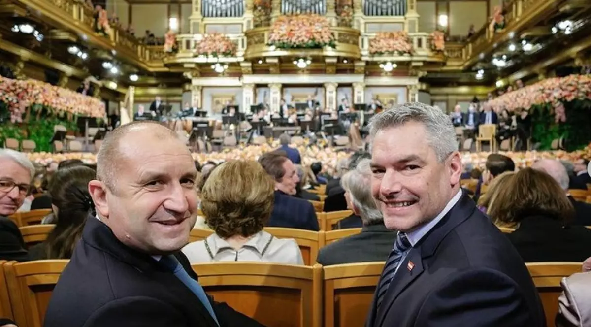 Președintele Bulgariei, Rumen Radev, alături de cancelarul Austriei, Karl Nehammer, în sala Filarmonicii din Viena, la Concertul de Anul Nou. Foto: Instagram Karl Nehammer / BKA/Wenzel