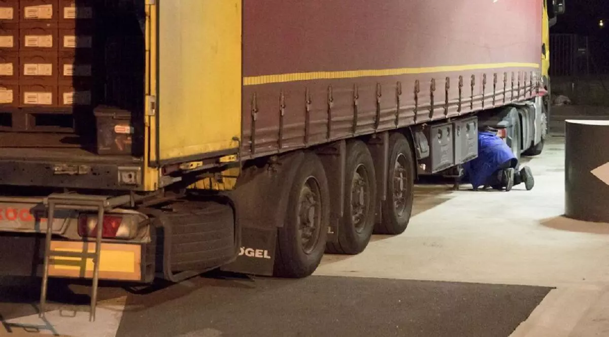 Șofer român de TIR de doar 19 ani prins cu 5 vietnamezi într-o cutie de 3 m lungime, 1,5 m lățime și 30 cm înălțime și condamnat, în Franța