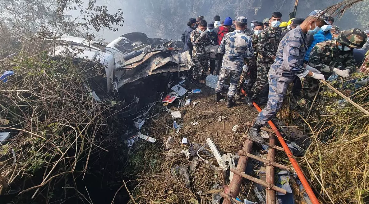 Căutătorii din Nepal au folosit drone și au coborât într-o prăpastie încercând să găsească ultimele două victime ale avionului prăbușit