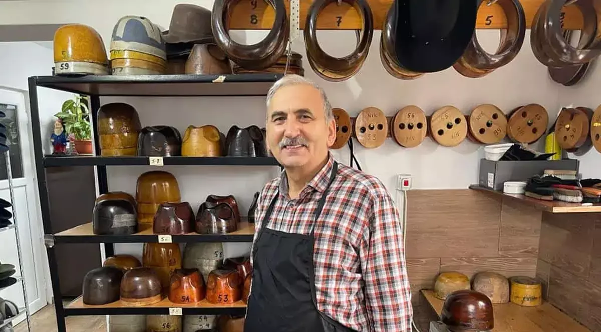 REPORTAJ la atelierul de pălării. Afacerea eleganței din alte vremuri, ținută în viață de trei meșteri ￼